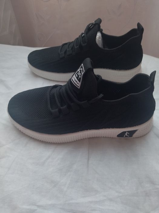 Жіночі  кросівки