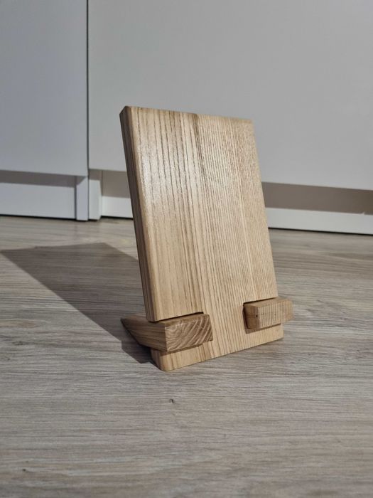 Drewniana podstawka pod telefon