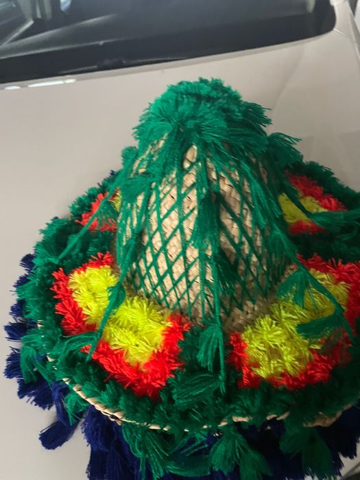 Chapéus mexicanos com pompons