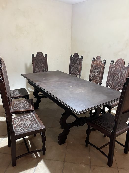 Conjunto de Mesa com 8 cadeiras de couro