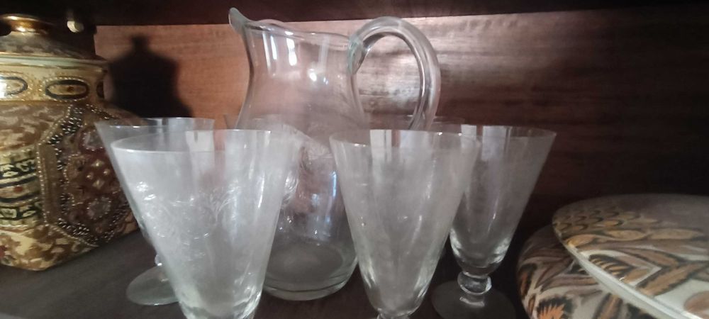 Conjunto de jarra e copos em vidro fino gravado