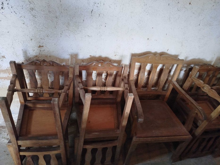Vendo mobilia de sala com 2 aparadores, 1 mesa estensivel, 6 cadeiras e 2 cadeirões inicios do seculo xx
