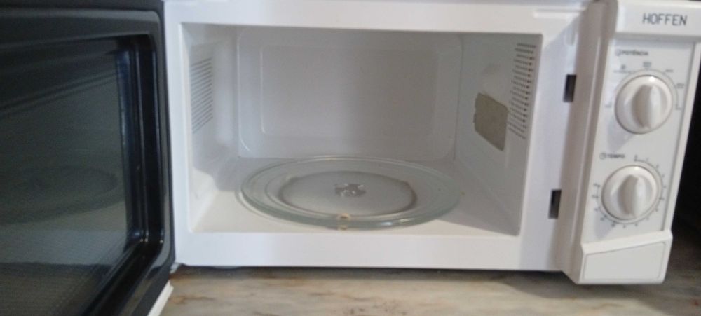 Máquina de lavar roupa e microondas