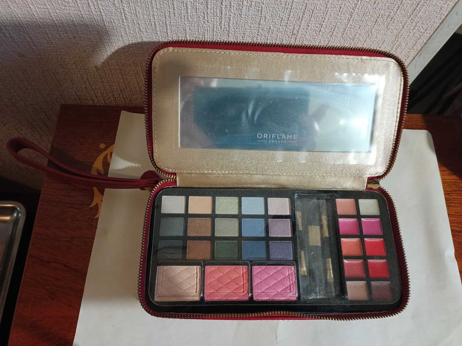 Палитра для макияжа Oriflame Power Red в клатче, косметичка тканевая