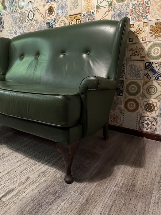 Sofá clássico 2 lugares em pele verde – madeira maciça – 230€