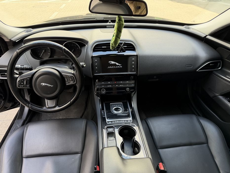 Jaguar XE 2016 2.0 бензин