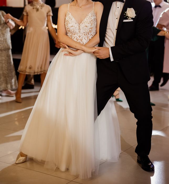 Suknia ślubna w literę A ze złotymi elementami