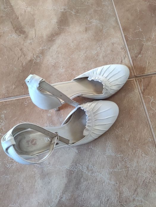 Czółenka skórzane białe 37