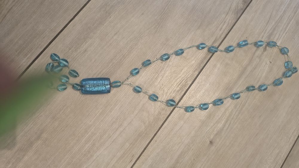 Błękitny, lekki naszyjnik do letnich stylizacji