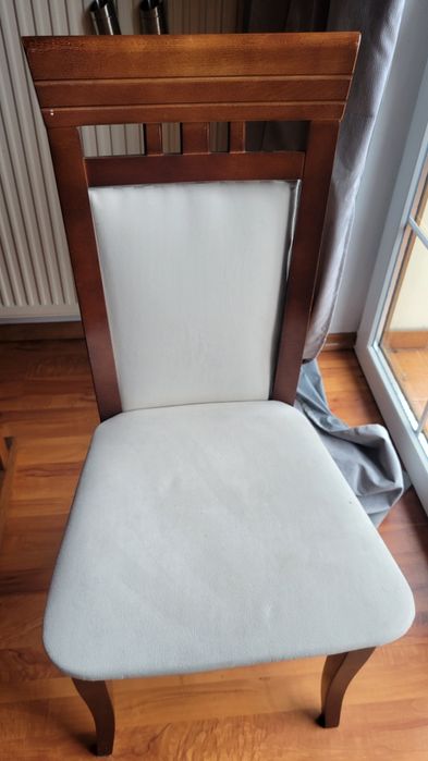 Krzesła drewniane tapicerowane używane