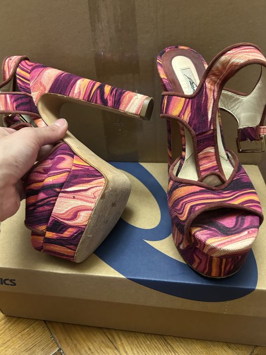 Босоніжки яскраві на каблуку