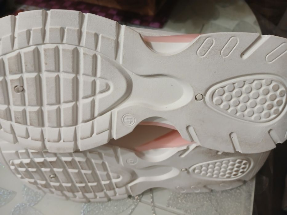 Женские кроссовки. Новые.