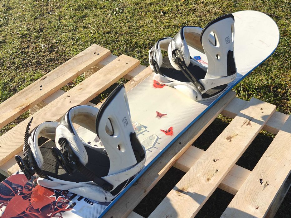 Atom Wild Butterffly 142 + wiązania Roxy - deska snowboardowa