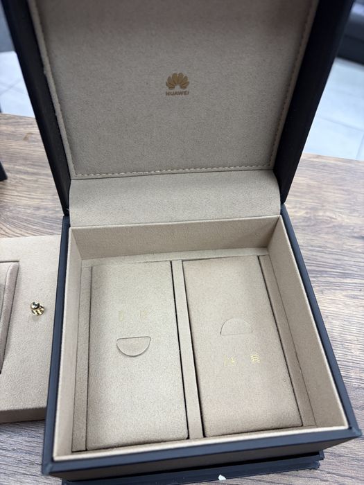 Huawei Watch Ultimate Design 18K Gold/Black Smartwatch 49.4mm