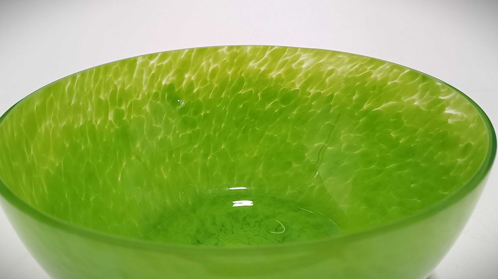 Taça decorativa em vidro verde – elegante e moderna (Nova)