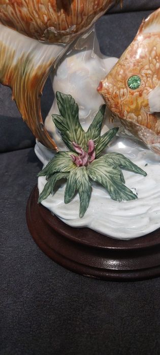 Estátua de peixes em porcelana e madeira