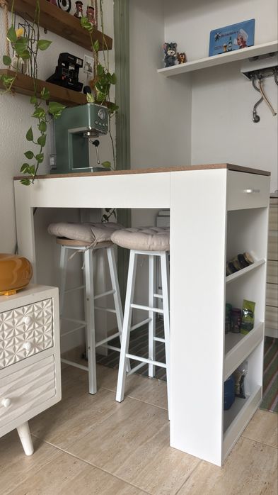Bancada alta com arrumação + 2 bancos