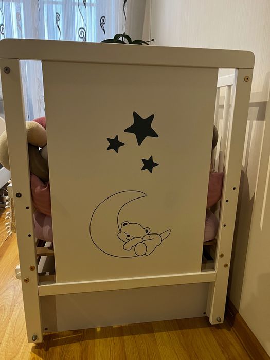 Дитяче ліжечко з маятником