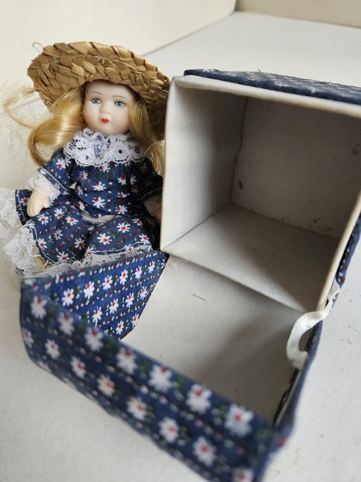 Boneca Porcelana com caixa