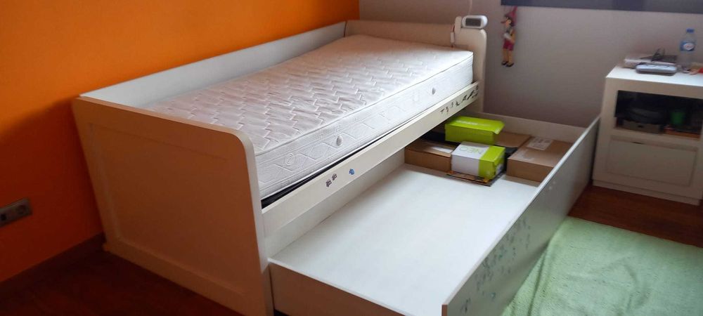 Cama de solteiro em madeira maciça com gavetão