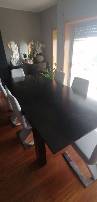Mesa de sala com cadeiras