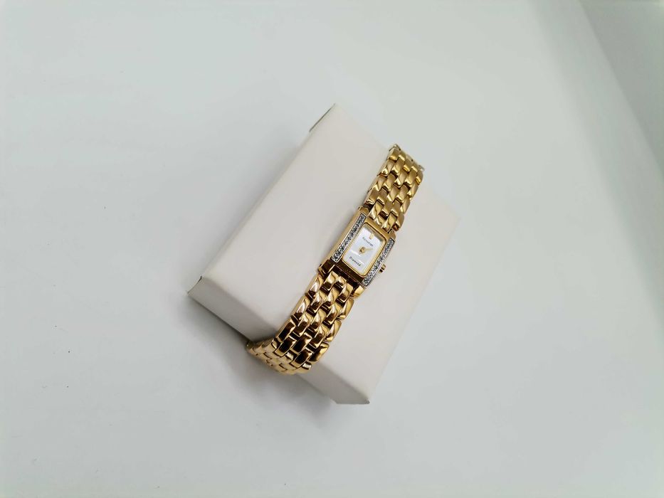 Zegarek damski z drobnymi brylantami na kopercie.