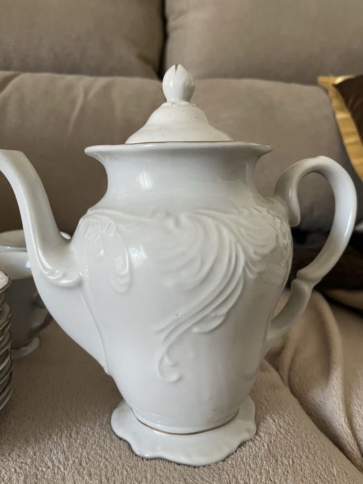 Um conjunto grande de pires (pratos pequenos) Decoração branca com relevo (estilo clássico/barroco leve) e rebordo dourado