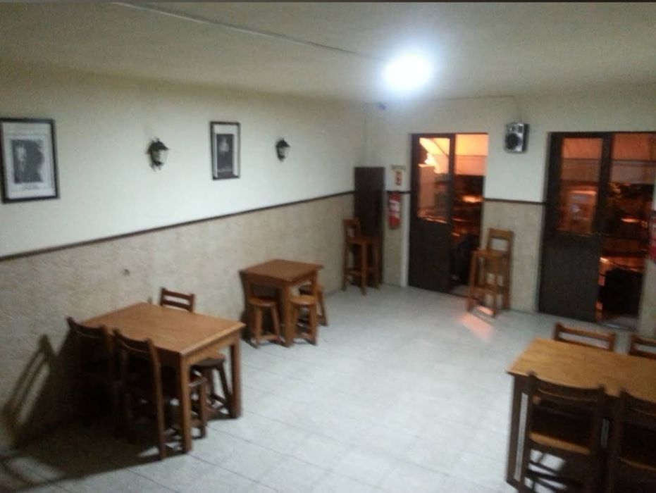 Prédio com comércio ativo