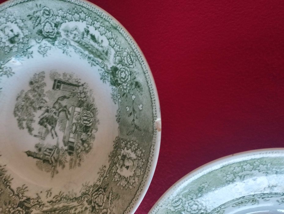 Conjunto de três pratos faiança verde são do modelo "Estátua"