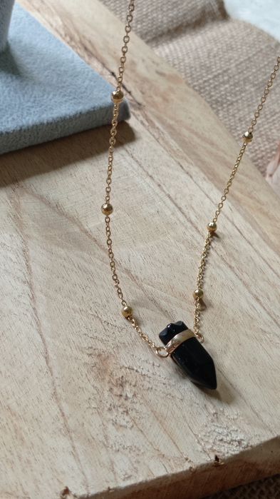 Krótki naszyjnik z czarnym kamieniem w okuciu