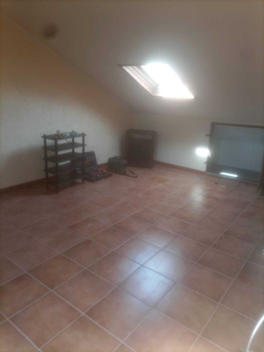 Sótão 91 m2 com WC para Alugar