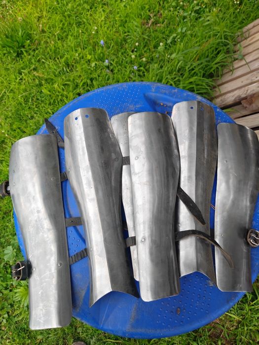 Nowe polerowane kute stalowe nagolennice segmentowe  zbroja rycerz Grunwald 2 mm