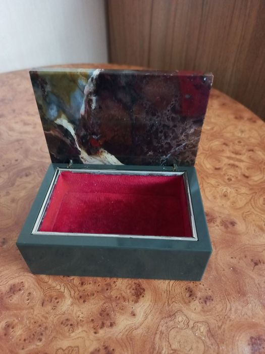 Шкатулка из яшмы