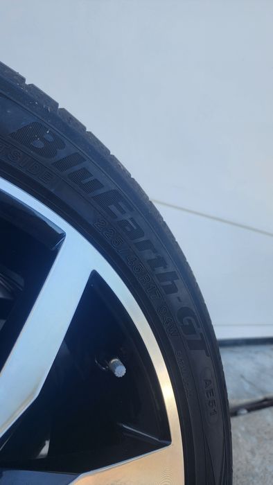 Jantes 17 modelo Madrid
Original de Volkswagen Golf Mk7.5 
Furação: 5x112 
Pneus: Yokohama Bluearth 225/45R17 (2 estão novos e 2 com algum uso)