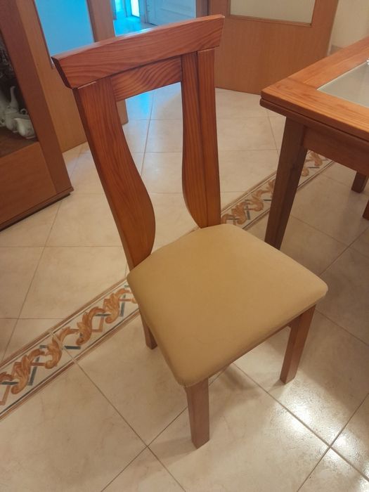 Conjunto mesa e quatro cadeiras.