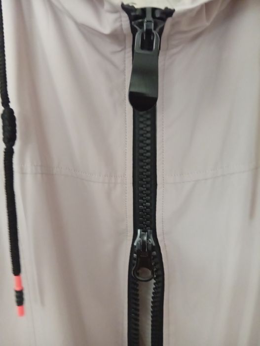 Вітровка жіноча .