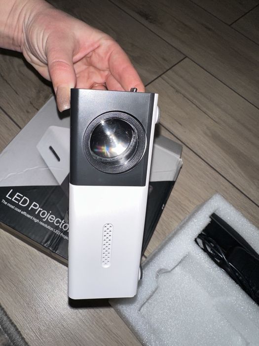 Проектор з пультом для домашнього кінотеатру