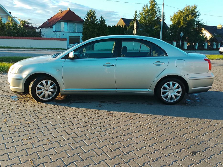 Toyota Avensis 2.0 benz 2004