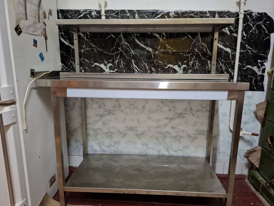 Стіл з нержавіючої сталі.