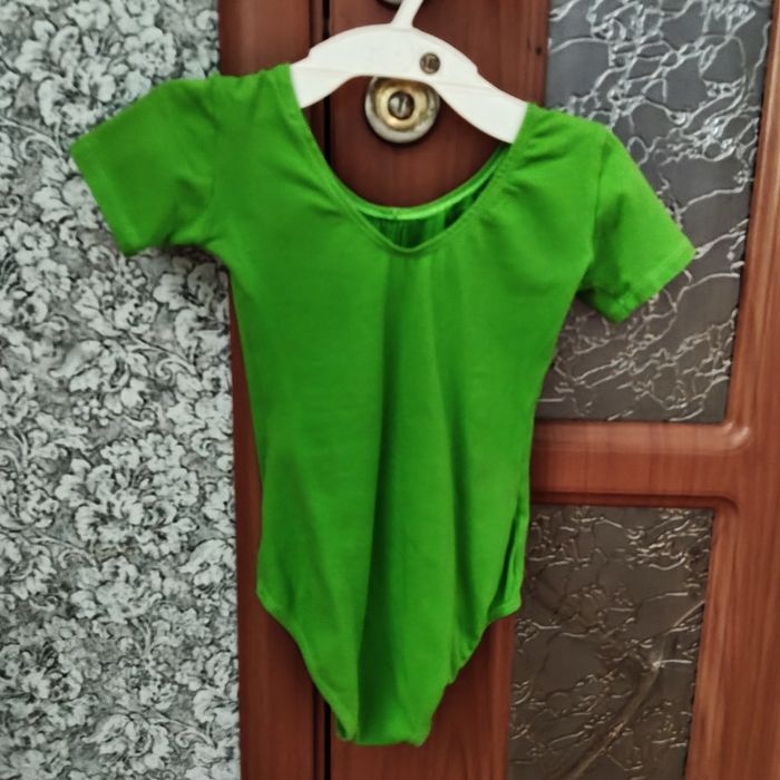 гимнастический купальник (трико) с коротким рукавом.