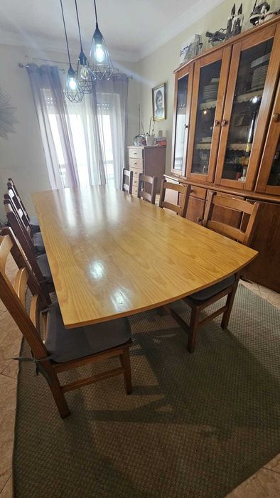 Aparador/louceiro e mesa de sala com 6 cadeiras