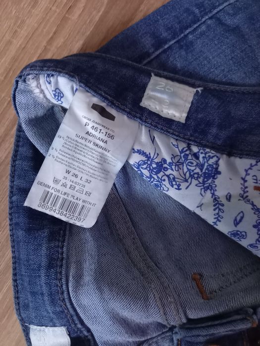 Spodnie damskie jeansy CROSS W26 L32