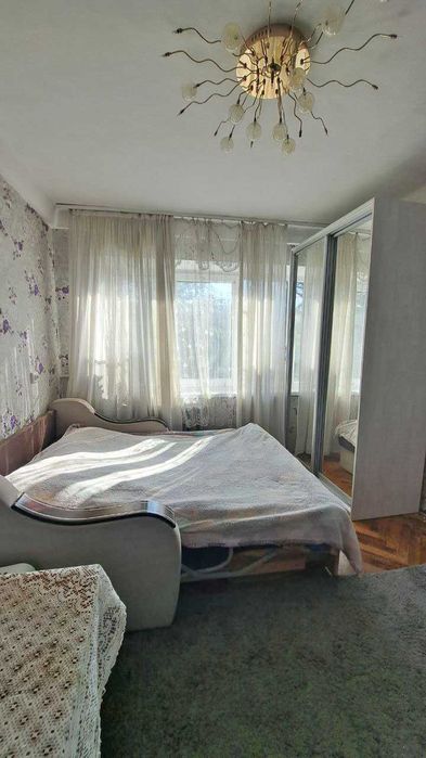 Кімната в трьохкімнатній комунальній квартирі . Оренда. Нивки.