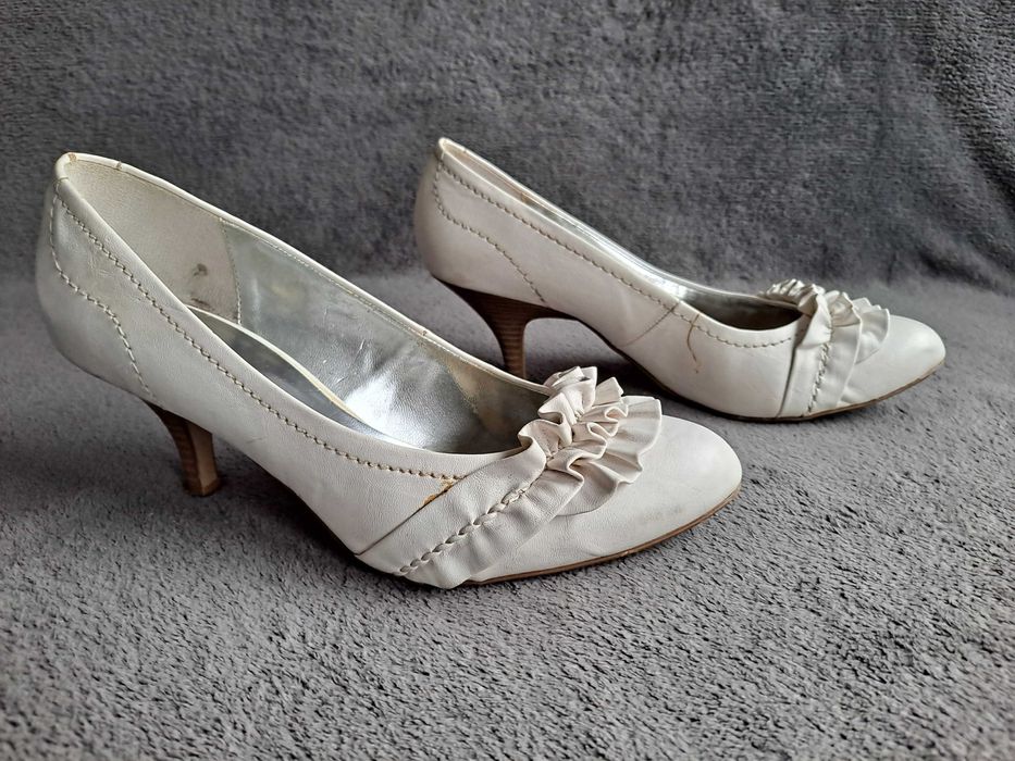 Buty na obcasie Deichmann rozmiar 40 kolor biały