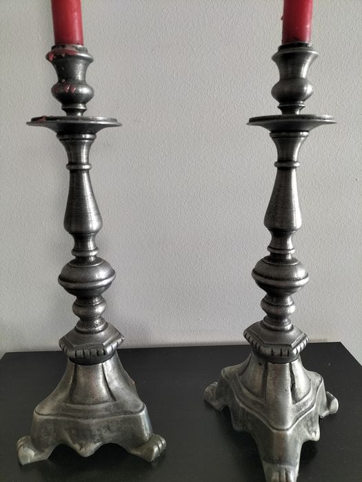 2 Castiçais Estanho, estilo antigo. Século XX.
