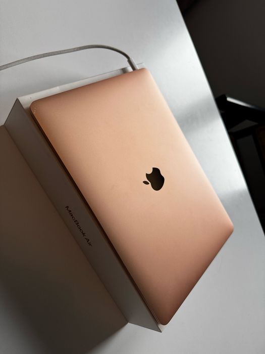 Macbook Air 2020 Różowy  8gb 256gb i3 180 cykli ładowania Stan Bardzo Dobry