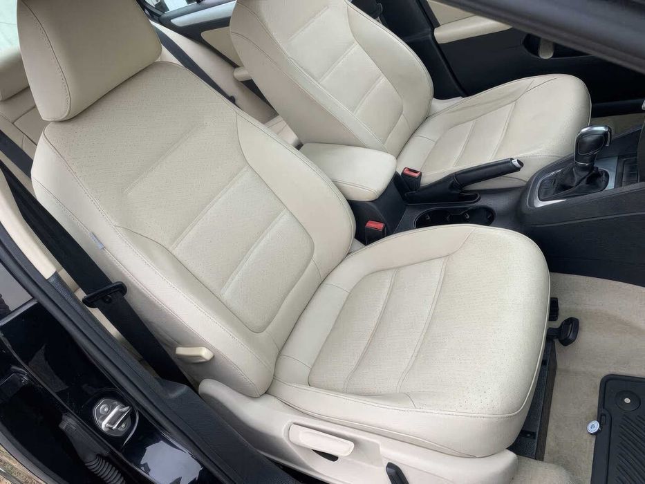 Volkswagen Jetta SE with Conv and Sunroof      2013