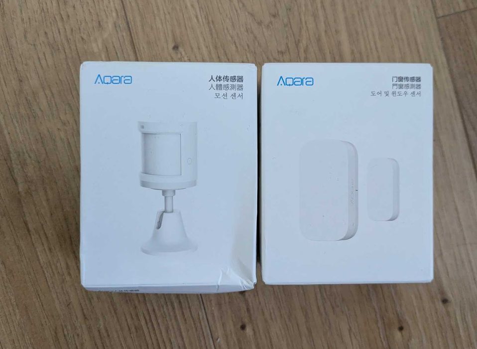 Dwa czujniki aqura - czujnik otwierania drzwi (door sensor) i czujnik ruchu (motion sensor)