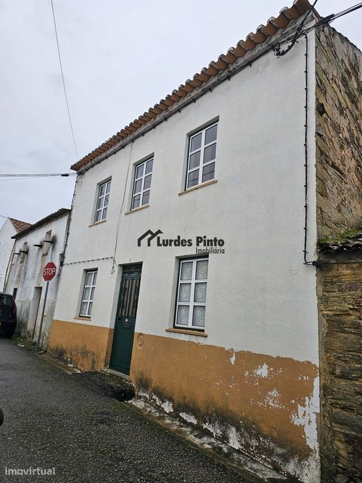 Moradia com dois pisos e logradouro
