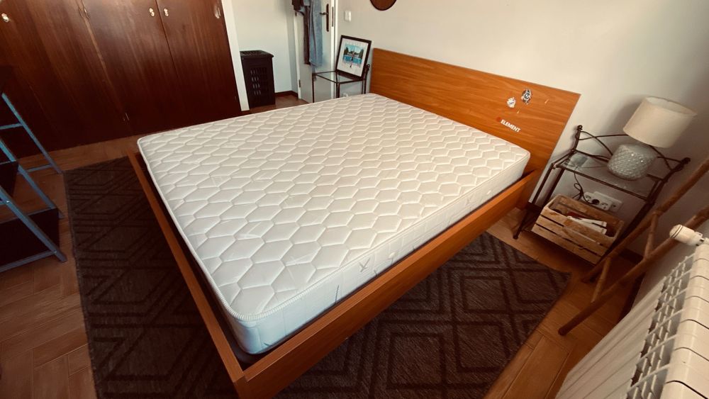 Cama de madeira com colchão 160x200